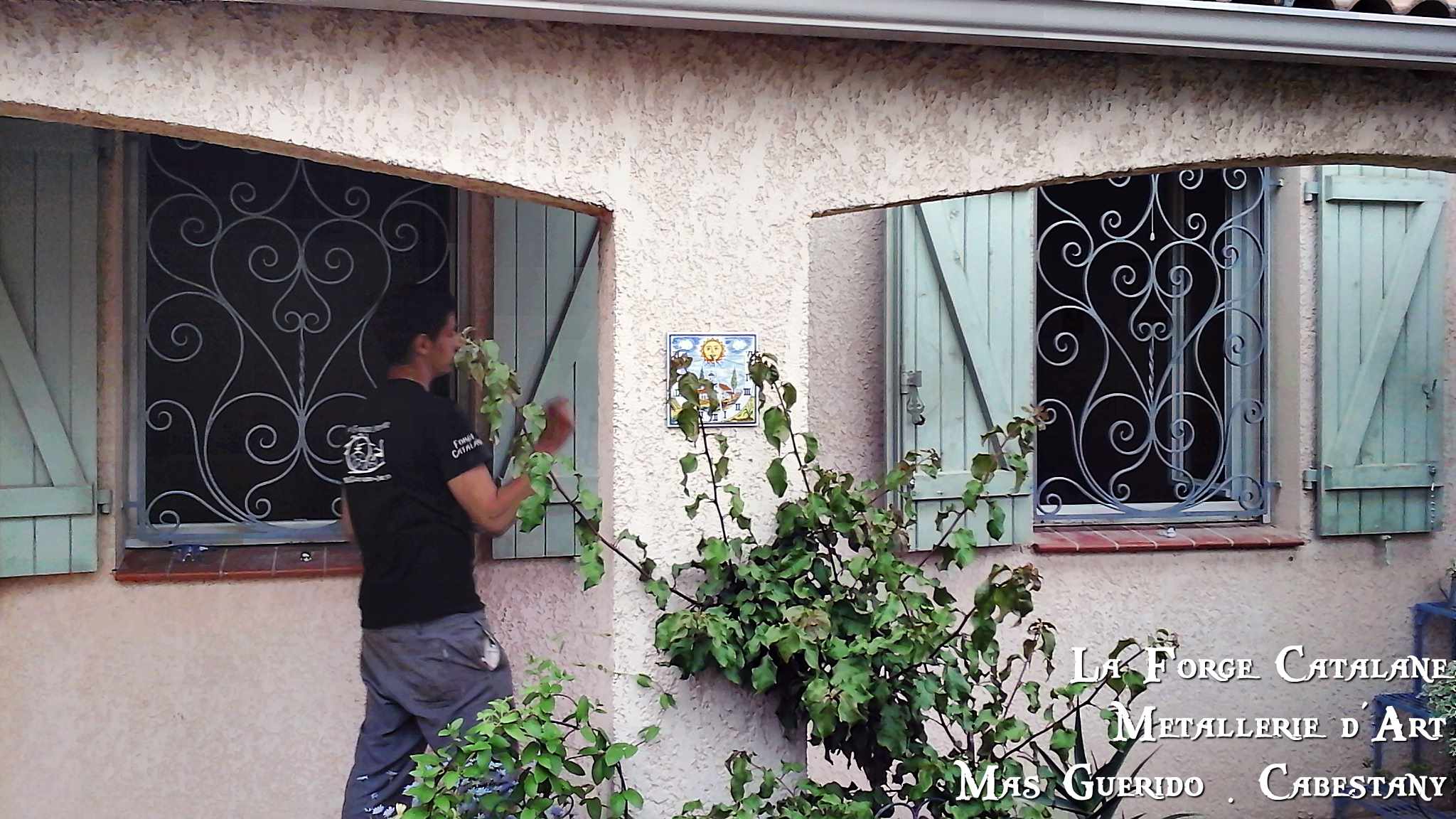 grille protection volutes coeur fer Forge Catalane Cabestany.jpg